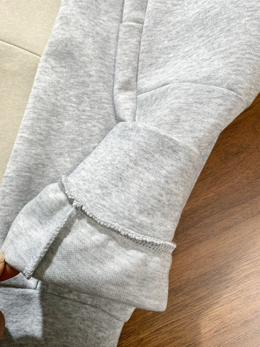 Nike Pak ; Herensweatshirt met capuchon samen met Broek