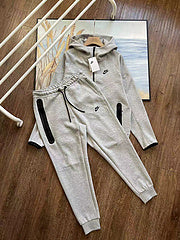 Nike Fleece TopKleur: zwart, zwart met lichtgrijs, lichtblauw, lichtgrijs, legergroen, wit met kaki, marineblauw