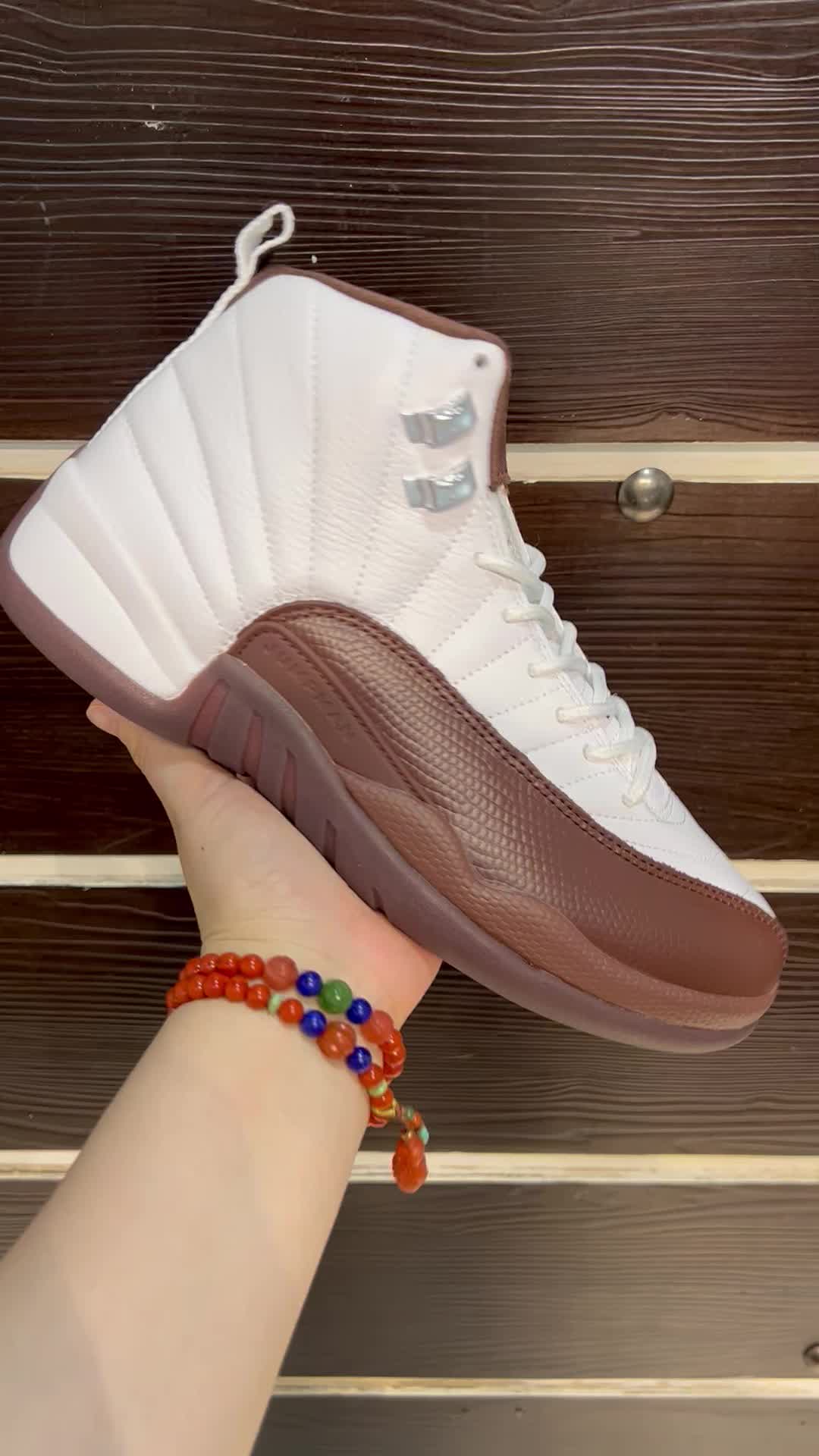 SoleFly x Air Jordan 12e generatie mokkabruine basketbalschoenen 
 SoleFly x Air Jordan 12e generatie mokkabruine basketbalschoenen